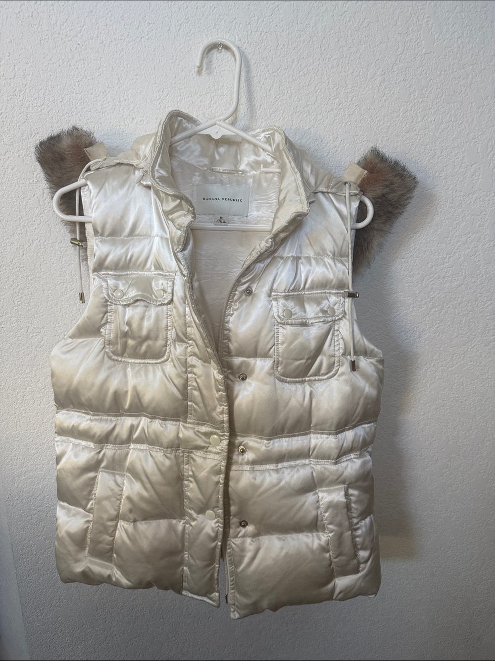 Banana Republic Satin Puffer Vest in Ivory with Faux Fur Trim